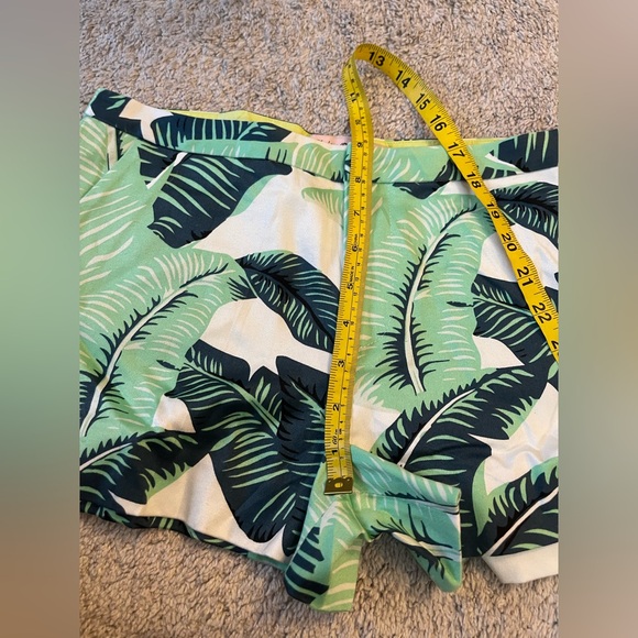 NWT Juicy Couture - Palmetto Palm Green Printed Shorts - Size 2 - Picture 8 of 8